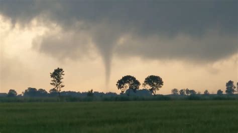 Aufgrund der schäden wird der tornado mit der stärke f2 eingestuft. Tornado in Ostfriesland