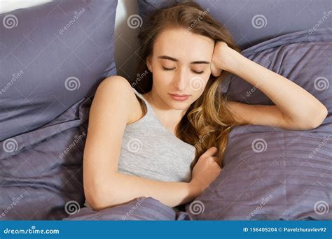 加热在床上美丽的年轻女性青少年的早晨 美丽的示范脸看起来很性感秘密审议女孩卧室睡觉 库存照片 图片 包括有 生活方式 几天 156405204