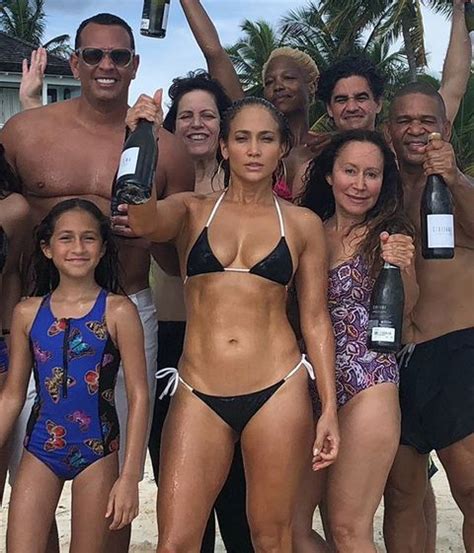J.lo's bare skin in the photo proves that she has the glow even without the help. 12 Photos of Jennifer Lopez in No Makeup - J.Lo Without Makeup