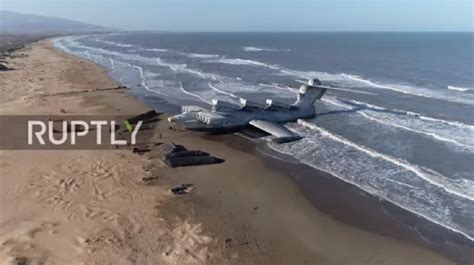 Vidéo Impressionnantes Images Dun Avion Abandonné Au Bord Dune Plage