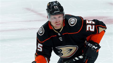 3 900 000 $ ufa (2022) The Playoffs - Ondrej Kase renova por mais três temporadas com os Ducks