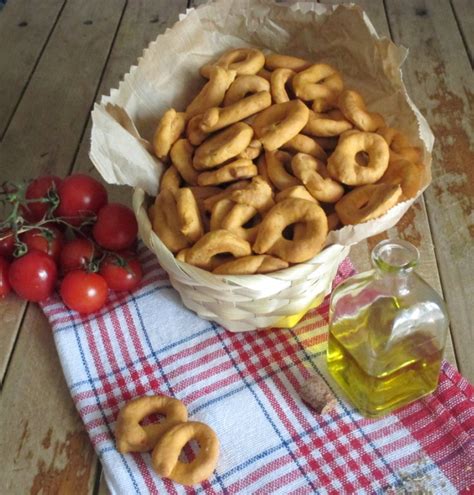Sciogliere gli esuberi in planetaria con il malto e l'acqua ,aggiungere le farine impastando con il gancio e quando l'impasto sarà semi incordato aggiungere il sale e pian piano a filo l'olio ed impastare fino ad ottenere un 'impasto morbido,ma bene incordato.far riposare. Tarallini gusto pizza con esubero di pasta madre | Dal ...