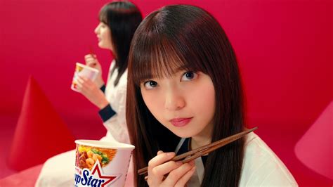 乃木坂46（日语：乃木坂46／のぎざか フォーティーシックス nogizaka fōtīshikkusu */?）是日本大型女子偶像組合，成立於2011年8月21日；其出道時定位為另一女子偶像組合akb48的「官方對手」（公式ライバル），但有獨立的幕後團隊，行銷策略及團體風格 乃木坂46. 乃木坂46 生田絵梨花・齋藤飛鳥・遠藤さくら出演、新カップ ...