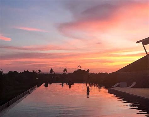 Download now 12 pantai cantik di indonesia dengan sunset terindah. Pemandangan Pada Waktu Senja Di Laut - Ryan Gambar
