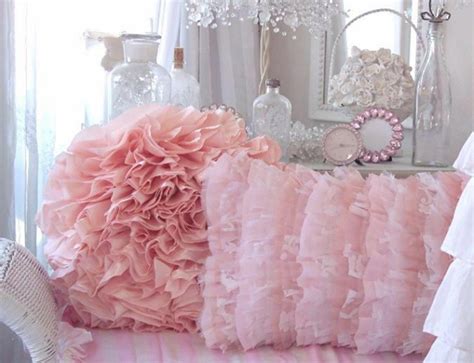 Produciamo e rivendiamo direttamente senza intermediari a prezzo di fabbrica mobili in legno massello in stile classico arte povera adatto ad arredi classici di soggiorni, camere e taverne. Cuscini da sedie in stile shabby: il fai-da-te vincente