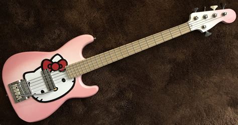Hello Kitty Bass