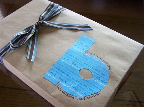 It's a chance to show your expecting friend or relative how well you know them. Easy "green" gift wrap for a baby shower: brown kraft ...