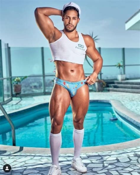 15 cliques de Alejandro García modelo da Andrew Christian Guia Gay