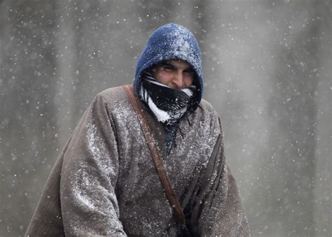 Srinagar to jammu highway has been shut owing to bad weather. Snowfall in J&K Shuts Srinagar-Jammu Highway; Disrupts Air ...