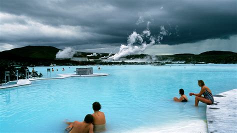 tourists flee popular iceland spa after ‘earthquake swarm raises fears of volcanic activity