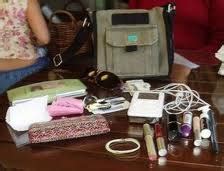 Bagi seorang wanita, tas merupakan barang yang cukup penting dalam menjalankan. Gerai Mba' Wulan: Fakta: 92% Isi TAS Wanita Adalah 'Sampah'