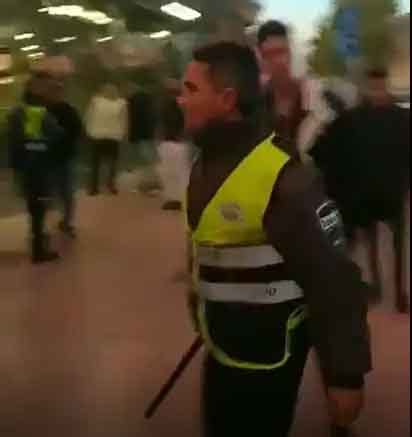 Josep prats, 4 08901 hospitalet de llobregat,l' es. video: tumulto entre un grupo de jóvenes, policías y ...