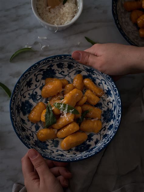 Si bien los ñoquis tradicionales están hechos con patatas, harina y queso, en este caso vamos a prescindir de las patatas. Ñoquis de calabaza potimarrón en mantequilla de salvia ...