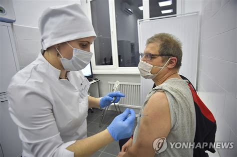 65~74세 어르신 코로나19 백신 접종 첫날인 27일 기자 부부(50대)도 잔여백신을 접종했다. 노인 대상 '스푸트니크 V' 백신 접종 시작한 러시아 | 연합뉴스
