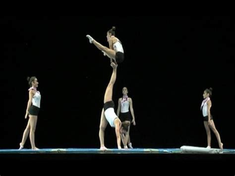 Los gimnastas deben incluir elementos acrobáticos, gimnásticos y combinaciones con rotaciones en diferentes ejes mostrando fuerza, flexibilidad, equilibrio, coordinación y un perfecto control en sus ejecuciones. EXHIBICIÓN DE GIMNASIA ACROBÁTICA - YouTube