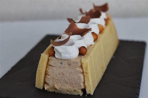 Buche de Noël facile et bonne à la banane vanille et copeaux de