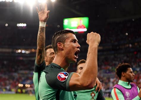 Cristiano ronaldo dos santos aveiro goih comm is a portuguese professional footballer who plays as a forward for premier league club manchester city and . זינוק בעלייה / על כריסטיאנו רונאלדו