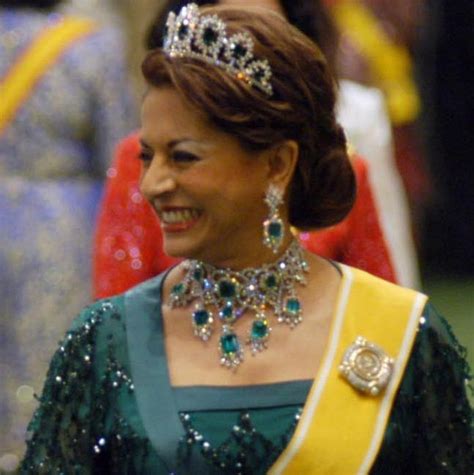 Sultan muhammad v married tengku zubaidah binti tengku norudin bin tengku muda (née kangsadal pipitpakdee), member of the pattani royal family on 15 november 2004. Barang kemas Istana Melayu I