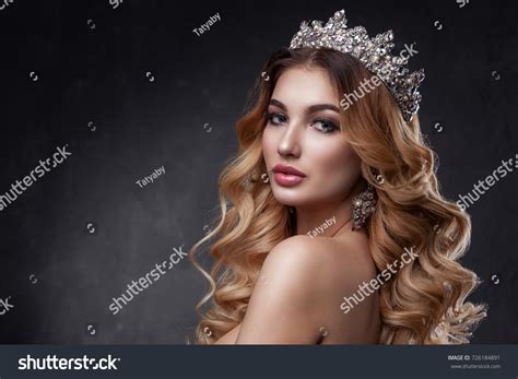 13 867 張 woman with crown on the head 圖片、庫存照片和向量圖 shutterstock