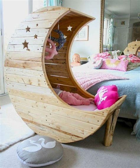 Kinderbetten sind in mehreren varianten fertig zusammengebaut erhältlich. Palettenmöbel selber bauen: DIY Mondschaukel für Babys mit Anleitung