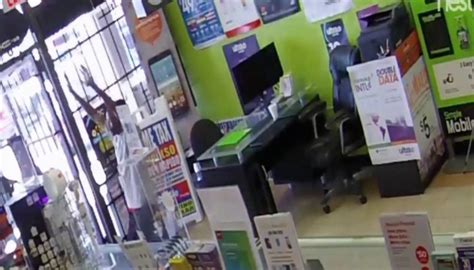 Robber Drops To His Knees To Pray After Getting Locked In Houston Store Tv Shows Geo Tv