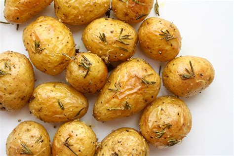 For large potatoes, a 2015 the kitchn recipe noted that it will take a large russet potato 50 to 60 minutes to bake at 425 degrees f. Πώς θα ψήσεις μια πατάτα στο φούρνο - Έκτορας Μποτρίνι
