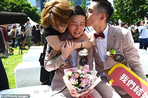 Taiwan Hosts Asias First Ever Legal Gay Marriage As A Dozen Same Sex