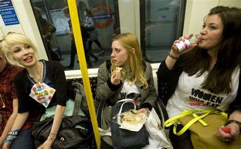 Londra Donne Paparazzate Mentre Mangiano Sul Metrò La Protesta