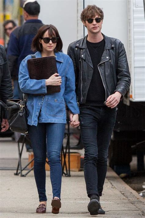 Dakota johnson (23) steht mit ihrer hauptrolle in 'shades of grey' vor einem. Dakota Johnson: Fifty Shades einsamer