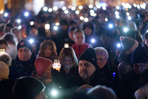 Sound Of Silence Thousands Turn Out To Mourn Death Of Gdańsk Mayor Murdered At Charity Event