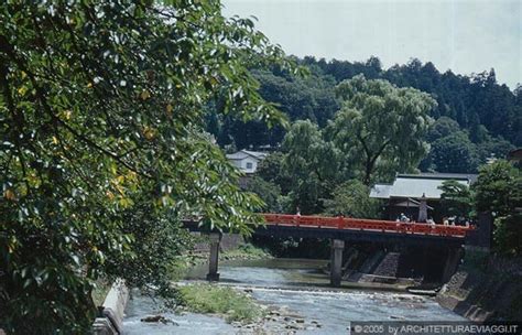 TAKAYAMA - Il rosso vermiglio del Nakabashi Bridge spicca tra la ...