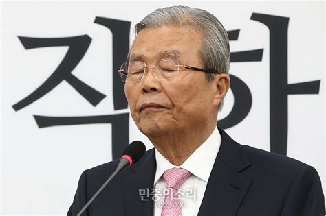 이에 처음엔 김종인 비대위에 대해 찬성하던 홍준표가 김종인 반대파로 태세를 전환하여 31 누군가가 김종인 자신을 당대표로 추천하는 내용으로 쓴 페이스북 글을 공유했다가 삭제했다. 눈 감은 김종인포토 - 민중의소리