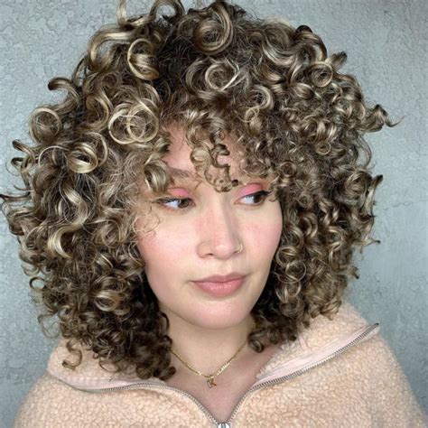 The short cut at the back works to set off this amazing bush of curly hair, carved for a more 10 best pixie haircut ideas for easy styling. 50 Best Haircuts and Hairstyles for Short Curly Hair in 2020 - Hair Adviser | Curly hair styles ...