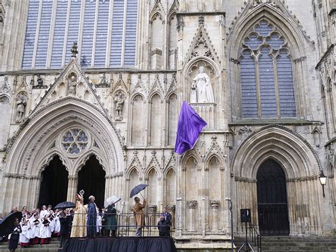 The King Unveils York Minster Statue Of Queen Elizabeth Ii Yorkmix
