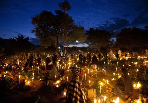 Also known as the day of the dead, día de muertos is the tradition of celebrating and sharing memories of loved ones who have passed. ¿Cuál es el verdadero origen del Día de Muertos ...
