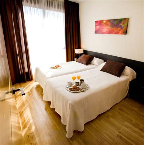 L'hotel compostela suites si trova strategicamente a 5 km da ifema e a 3 km dall'aeroporto t1 di tutte le camere dispongono di tv satellitare a schermo piatto, cassaforte, telefono, cucina con piano cottura. Compostela Suites, hotel en Madrid - Viajes el Corte Ingles