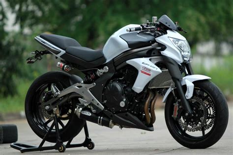 Ride to a different rhythm and stay in tune with your passion to arrive on time and in style. kawasaki ER6n | Motos esportivas, Motos e 2 rodas
