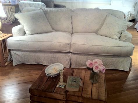 A slipcovered sofa offers the perfect staple for every coastal living space. Shabby Chic® | Sofa | Dover | Slipcovered