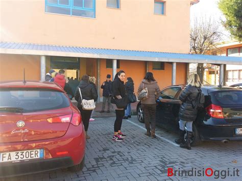 Lo youtuber recordman di mangia cibo, 1 kg di tiramisù e mezzo pollo, 2 kg di marmellata per cortesia, supporta il canale per farlo crescere: Scuola sporca, la preside: "Non è compito mio vigilare ...