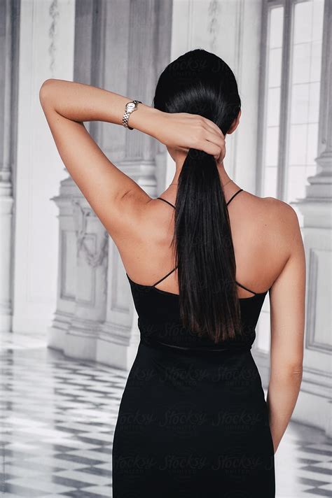 Back View Of The Woman Holding Her Hair In A Tail Del Colaborador De