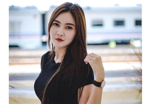 Suamianya ialah seorang penabuh gendang akhirnya sosok nella kharisma berhasil melambungkan mananya di belantika musik dangdut tanah. Sah, Nella Kharisma dan Dory Harsa Resmi Menikah ...