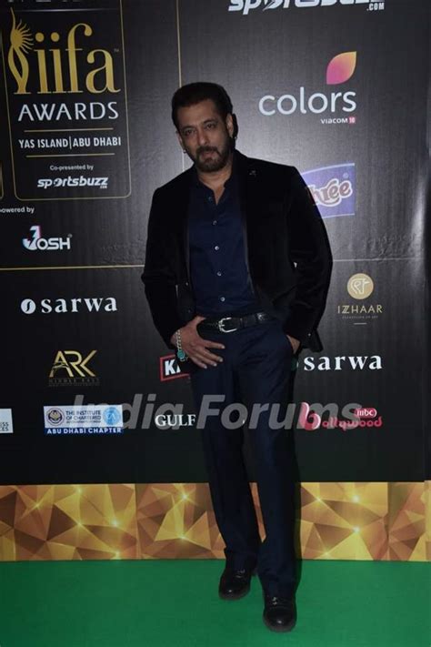 Salman Khan Poses On The Green Carpet Of Iifa Awards 2022 Media