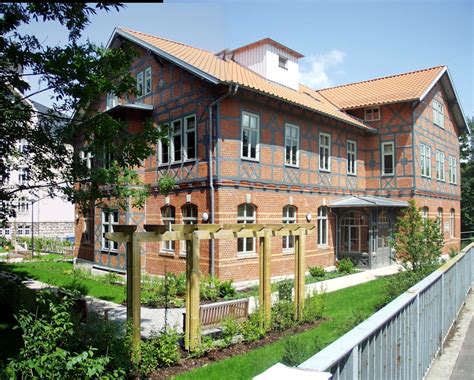 Ein teil des angrenzenden umlandes wird landwirtschaftlich genutzt. Haus der Familie - Umbau Sarterstift · Meiningen ...