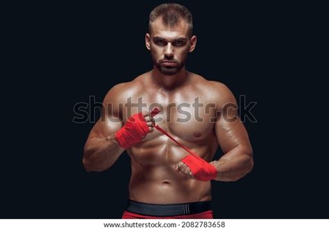 Muscular babe Fighter Applying Bondage TapeẢnh có sẵn2082783658