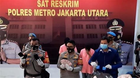 Selain st dan sh, polisi mengatakan masih ada dua orang lainnya yang juga terlibat dalam prostitusi online tersebut. Artis ST dan MY Ditangkap Saat Berhubungan Badan Bertiga ...
