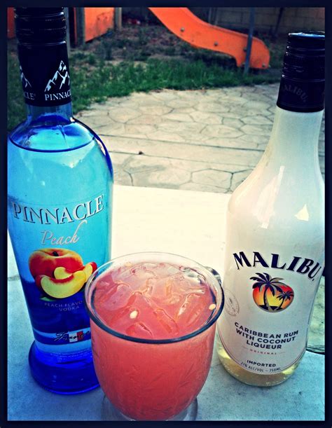 Entdecke die 10 besten ideen und inspirationen zum thema „malibu rum auf pinterest. Fuzzy Melon= fresh purée watermelon equal parts peach vodka & Malibu rum | Malibu rum drinks ...