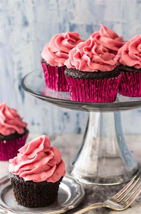 Jun 22, 2017 · these super moist chocolate cupcakes pack tons of chocolate flavor in each cupcake wrapper! Dark Chocolate Cupcakes with Fresh Raspberry Frosting - Sugar Spun Run