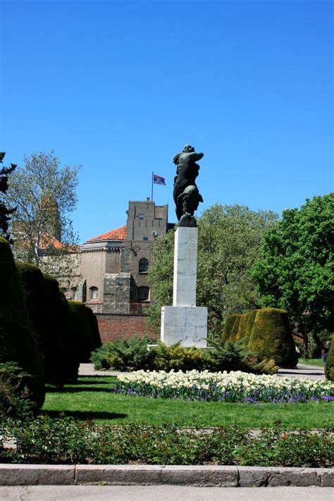 El Monumento De La Gratitud A Francia En El Parque Belgrado De