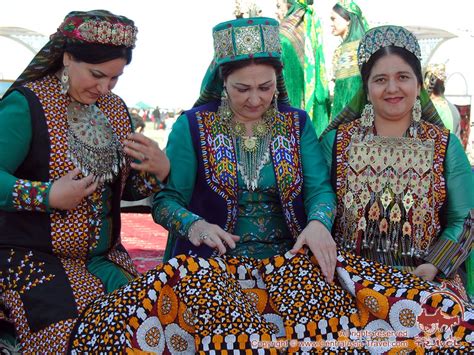 Traditional Women S Clothing In Turkmenistan Turkmen National Dress Traditional Outfits