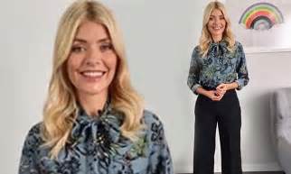 Holly Willoughby Shows Off Her Hourglass Curves In Floral Daily Mail